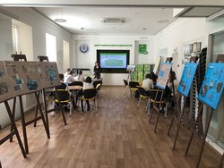 Сотрудники рассказывают детям о банке
